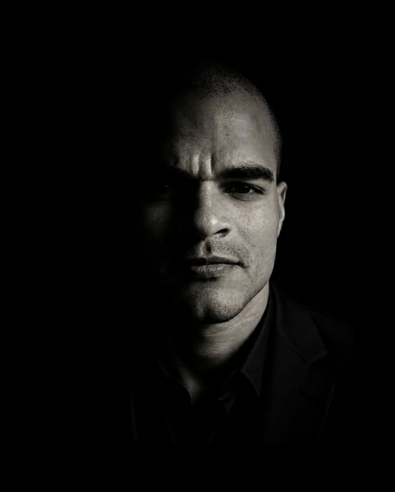 Retrato editorial em preto e branco representando a direção de O RELATOR